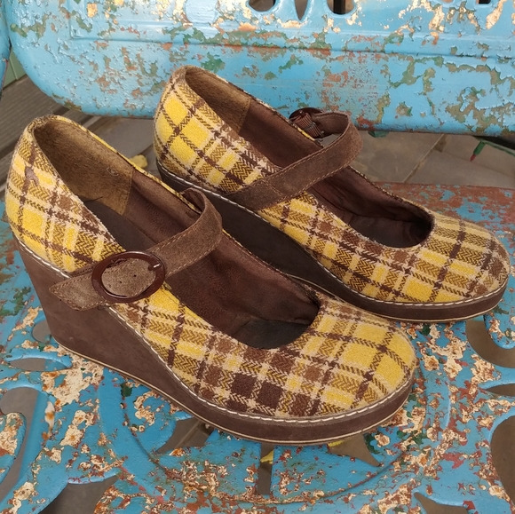 Rocket Dog Shoes - 2/$20 Rocket Dog Yellow Brown Plaid Wedges Size 9